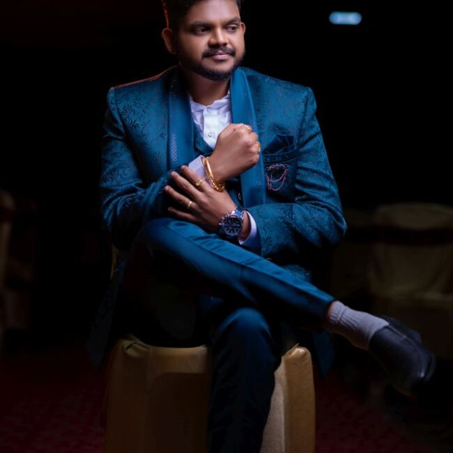 Reception groom pose ideas